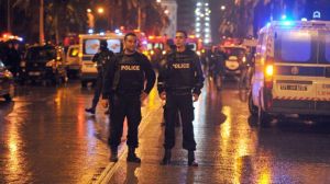 la-police-tunisienne-sur-les-lieux-d-un-attentat-qui-a-vise-le-24-novembre-2015-a-tunis-un-bus-de-la-securite-presidentielle_5469680